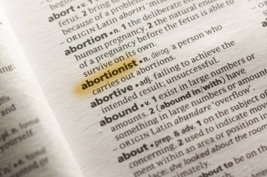 Sözcük veya tümceciğin kürtajcısı marker ile vurgulanan bir sözlük.