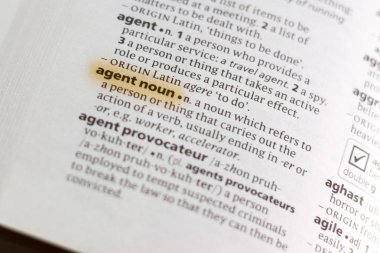 Sözcük veya tümceciğin marker ile vurgulanan bir sözlük Ajan isim.