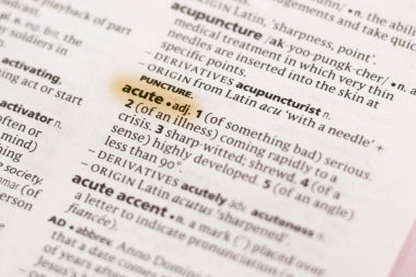 Sözcük veya tümceciğin akut marker ile vurgulanan bir sözlük.