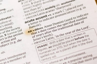 Sözcük veya tümceciğin marker ile vurgulanan bir sözlük reklam.