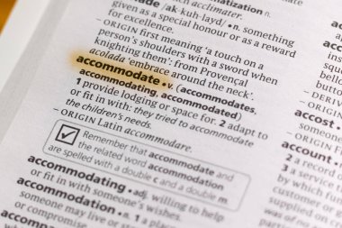 Sözcük veya tümceciğin marker ile vurgulanan bir sözlük kiralanması.