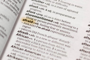 Sözcük veya tümceciğin çekinerek marker ile vurgulanan bir sözlük.