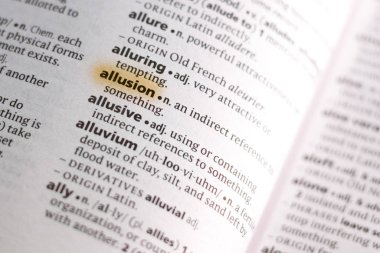 Sözcük veya tümceciğin kinaye marker ile vurgulanan bir sözlük.