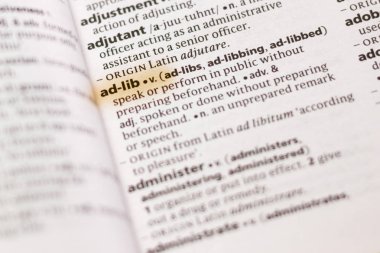 Sözcüğün veya tümceciğin doğaçlama marker ile vurgulanan Sözlükteki.