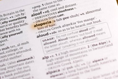 Sözcük veya tümceciğin marker ile vurgulanan bir sözlük alopesi.