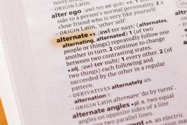 Kelime veya alternatif marker ile vurgulanan bir sözlük tümce.