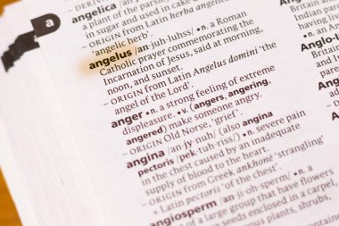 Sözcük veya tümceciğin Angelus marker ile vurgulanan bir sözlük.