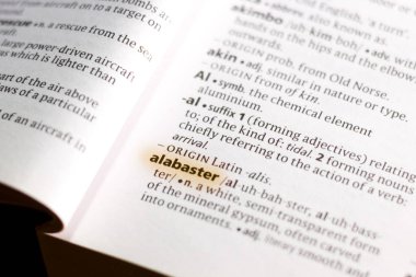 Sözcük veya tümceciğin Alabaster marker ile vurgulanan bir sözlük.