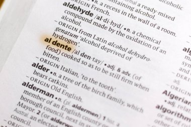 Sözcük veya tümceciğin marker ile vurgulanan bir sözlük Al Dente.