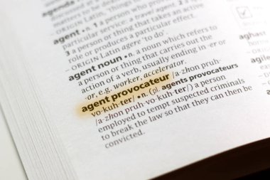 Sözcük veya tümceciğin Agent Provocateur marker ile vurgulanan bir sözlük.