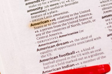 Sözcük veya tümceciğin Amerikan marker ile vurgulanan bir sözlük.