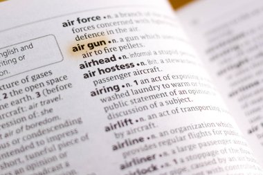 Sözcük veya tümceciğin marker ile vurgulanan bir sözlük hava tabancası.