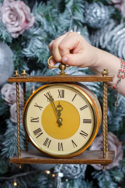 Weihnachts Und Neujahrskonzept Zeiger Hält Retro Uhr Mit Mitternachtszeit — Stockfoto