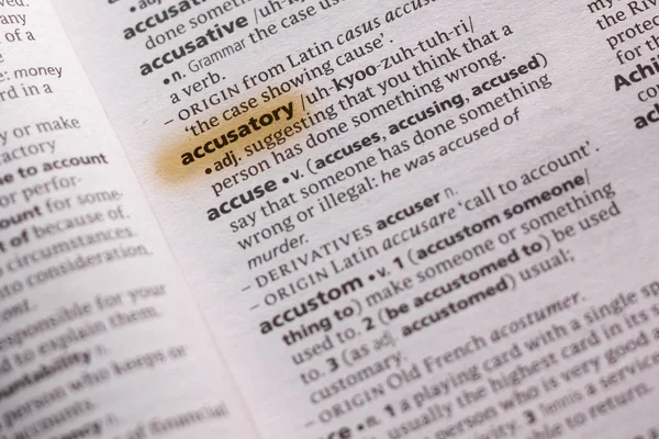 Λέξη Φράση Accusatory Ένα Λεξικό Που Επισημαίνονται Μαρκαδόρο — Φωτογραφία Αρχείου