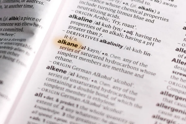 用标记突出显示的词典中的单词或短语 Alkane — 图库照片