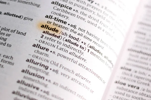 Λέξη Φράση Allude Ένα Λεξικό Που Επισημαίνονται Μαρκαδόρο — Φωτογραφία Αρχείου