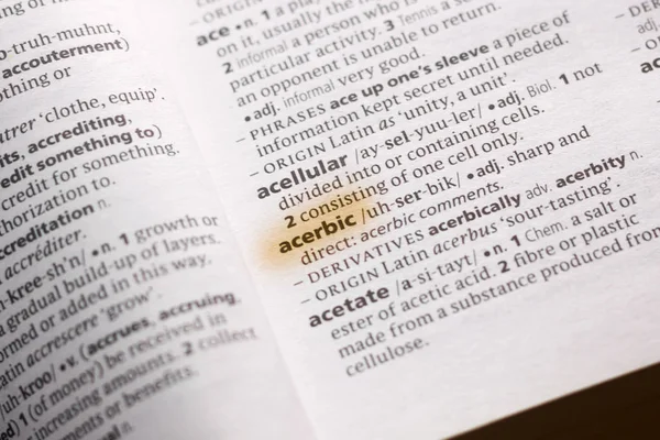 用标记突出显示的字典中的单词或短语 Acerbic — 图库照片
