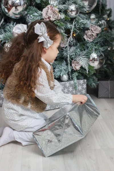 Petite Fille Assise Par Terre Près Arbre Noël Avec Cadeau — Photo