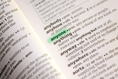 Kimse sözcük veya tümceyi bir sözlükte