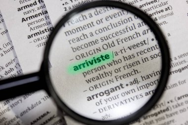 Arriviste sözcüğü veya tümceciği bir sözlük