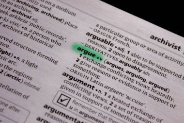 Bir sözlükte sözcük veya tümcecik iddia