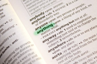 Bir şey sözcük veya tümceyi bir sözlükte