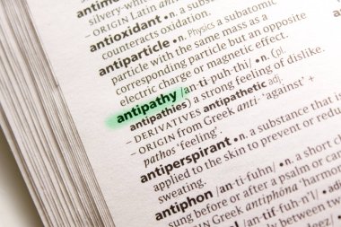 Antipati sözcüğü veya tümceciği bir sözlük