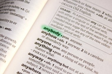 Kimseyi sözcük veya tümceyi bir sözlükte