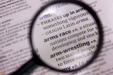 Silahlanma yarışı sözcüğü veya tümceciği bir sözlük
