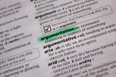 Yargılama sözcüğü veya tümceciği bir sözlük