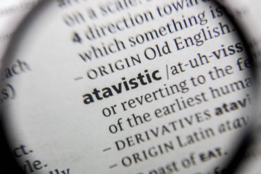 Sözcüğün veya tümceciğin sözlüğü kitaptaki atavistic.