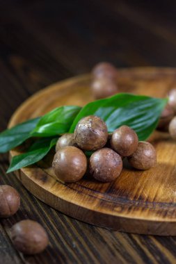 Taze ve olgun macadamiya fındık ahşap tahta üzerinde