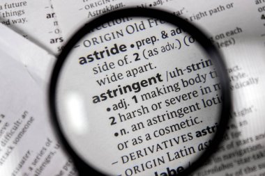 Sözcüğün veya tümceciğin sözlüğü kitaptaki sıkıştırıcı.