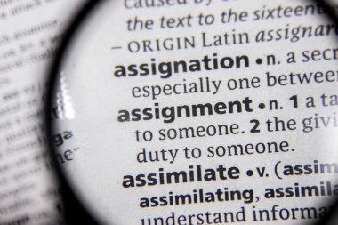 Bir sözlüğü kitaptaki sözcük veya tümcecik atama.