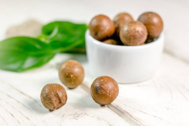 Beyaz ahşap masa güzel macadamia fındık