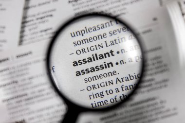 Bir sözlüğü kitaptaki sözcük veya tümcecik saldırgan.