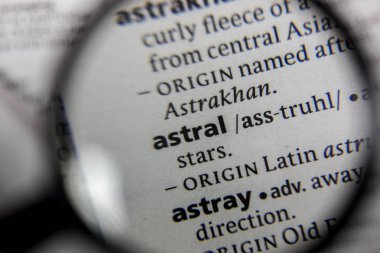 Sözcüğün veya tümceciğin sözlüğü kitaptaki astral.