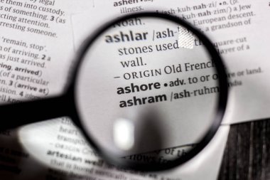 Sözcüğün veya tümceciğin sözlüğü kitaptaki karaya.