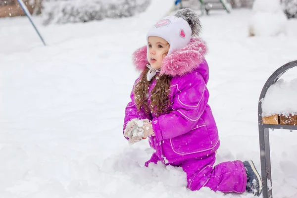 Маленькая Девочка Играет Снежной Детской Площадке Зимой — стоковое фото