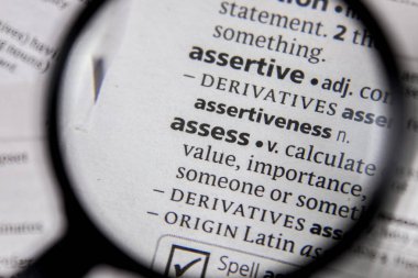 Sözcüğün veya tümceciğin değerlendirmek bir sözlükte.