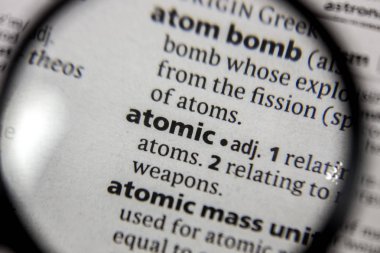 Sözcüğün veya tümceciğin bir sözlükte atomik.