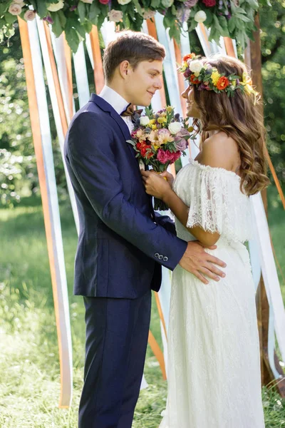 Ceremonie Van Het Huwelijk Outdoor Park Bruid Bruidegom Raken Elkaar — Stockfoto