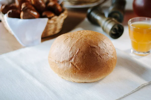 鲜和热的面包在桌 — 图库照片
