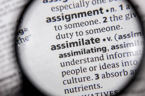 Sözcüğün veya tümceciğin asimile bir sözlükte.