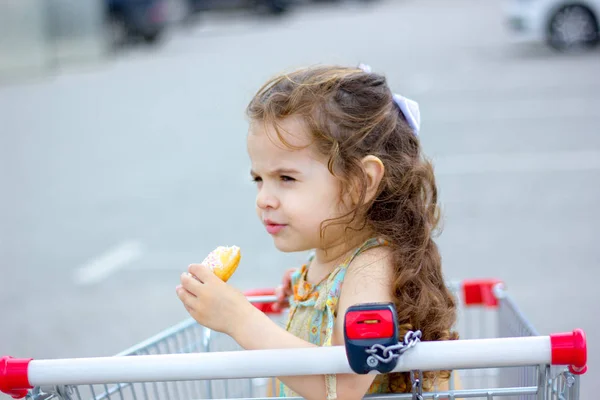 Niña Comiendo Una Dona Estacionamiento Del Centro Comercial — Foto de Stock