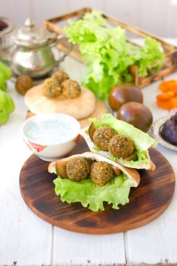 Falafel marul ve sebze pide ile