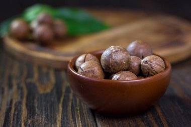 Macadamia fıstığı kahverengi bir seramik kase