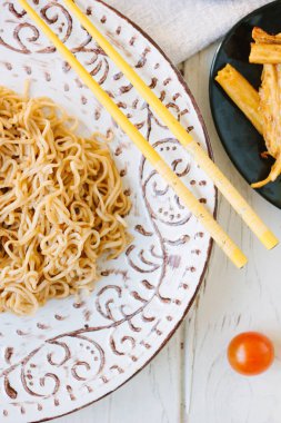 Seramik tabak Çin Pirinç Noodle ile dolu.