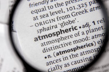 Sözcüğün veya tümceciğin sözlüğü kitaptaki atmosferik.