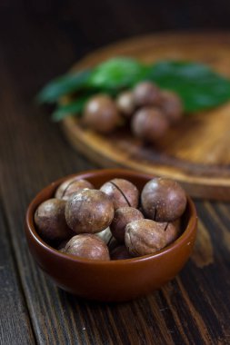 Macadamia fıstığı içinde ile kahverengi seramik kase